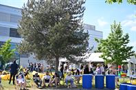 On 14 May 2022, Hochschule Düsseldorf – University of Applied Sciences (HSD) could finally celebrate its 50th anniversary – and the response exceeded everything all organisers had hoped for: Several thousand people came to celebrate during the day and well into the night, creating a unique atmosphere on campus and enjoying wonderful weather.